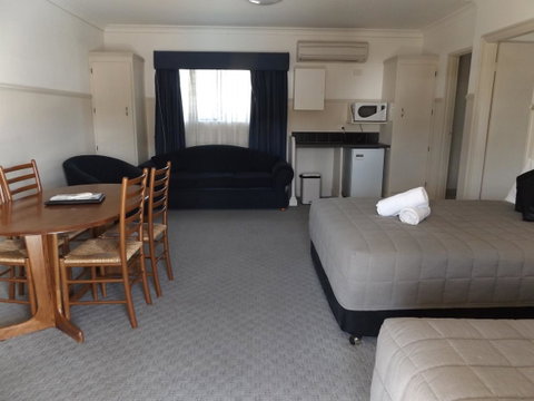 Ben Chifley Motor Inn - Melbourne Tourism 24