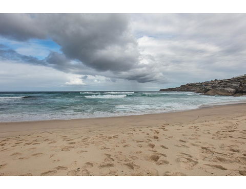Oceanside Elegance At Superb Home Steps From Sand - Melbourne Tourism 22