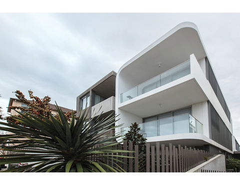 Oceanside Elegance At Superb Home Steps From Sand - Melbourne Tourism 19