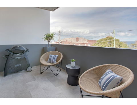 Oceanside Elegance At Superb Home Steps From Sand - Melbourne Tourism 14