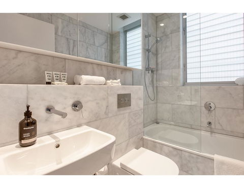 Oceanside Elegance At Superb Home Steps From Sand - Melbourne Tourism 3