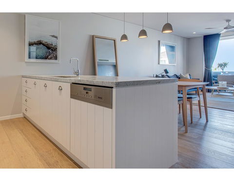 Oceanside Elegance At Superb Home Steps From Sand - Melbourne Tourism 8