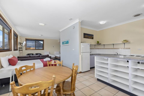 Coastal Bay Motel - Melbourne Tourism 9