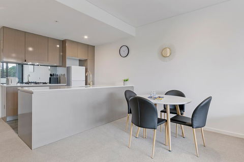 Stylish And Neat Two Bed Apartment In Wentworth Point - Melbourne Tourism 3