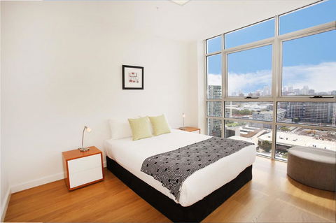 Gadigal Groove - Modern And Bright 3BR Executive Apartment In Zetland With Views - Melbourne Tourism 5