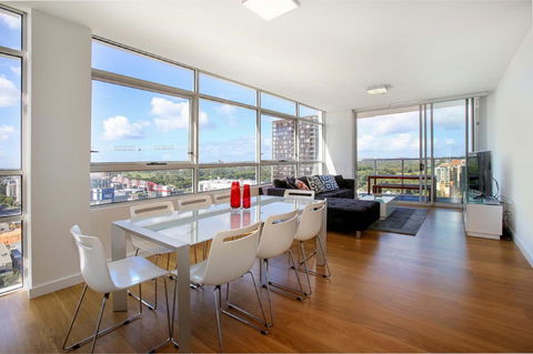 Gadigal Groove - Modern And Bright 3BR Executive Apartment In Zetland With Views - Melbourne Tourism 1