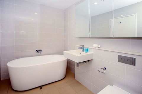 Gadigal Groove - Modern And Bright 3BR Executive Apartment In Zetland With Views - Melbourne Tourism 8