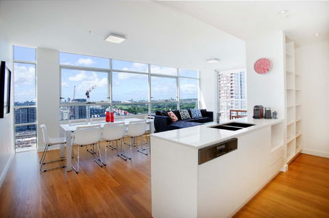 Gadigal Groove - Modern And Bright 3BR Executive Apartment In Zetland With Views - Melbourne Tourism 2