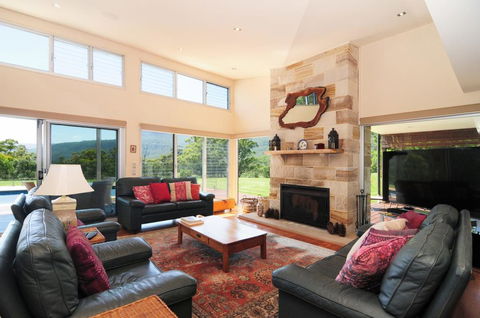 Bottlebrush Lodge - Great Views And A Pool! - Melbourne Tourism 0