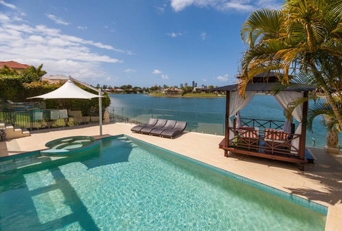 Broadbeach Waterfront Holiday House - Melbourne Tourism 2