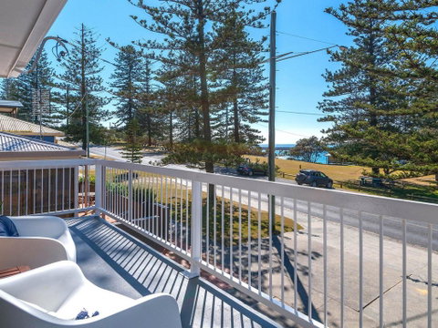 Burleigh - Great House, Room For The Boat- Across The Road From Beach - Melbourne Tourism 0
