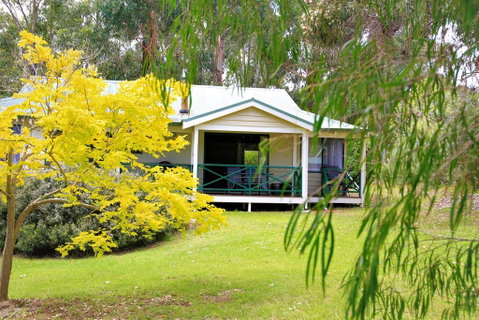Bushy Lake Chalets - Melbourne Tourism 0