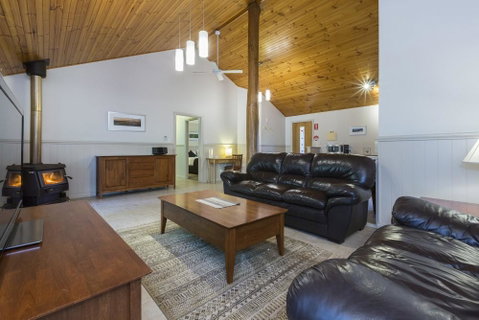 Bushy Lake Chalets - Melbourne Tourism 2