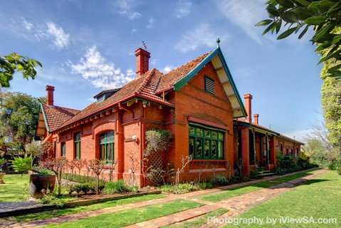 Buxton Manor - Melbourne Tourism 0