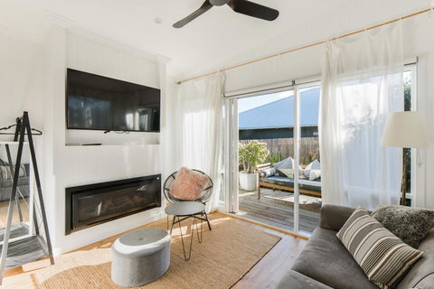 By The Seaside - Melbourne Tourism 0