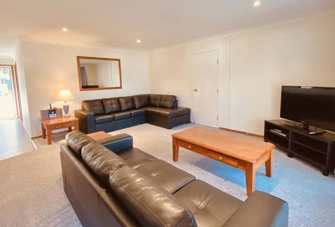 Cam Way Estate - Melbourne Tourism 1