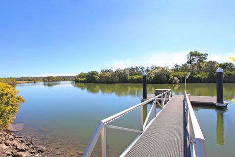Campbell 7 - Large Queenslander On Maroochy River - Melbourne Tourism 1