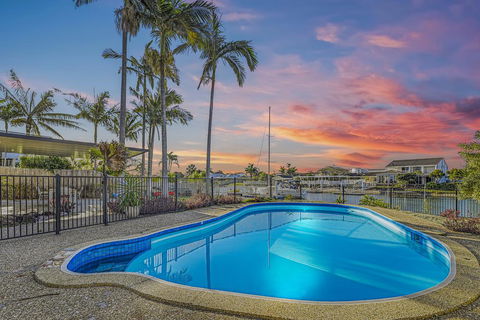 CANAL HOME NEAR MOOLOOLABA - Melbourne Tourism 1