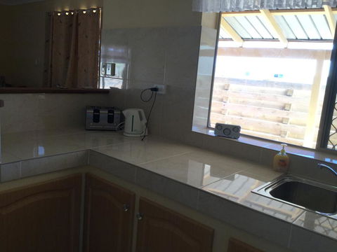 Caretakers Cottage Budget Accommodation - Melbourne Tourism 3