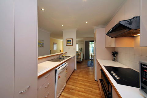 Carindale, Unit 24, 19 - 23 Dowling Street - Melbourne Tourism 3