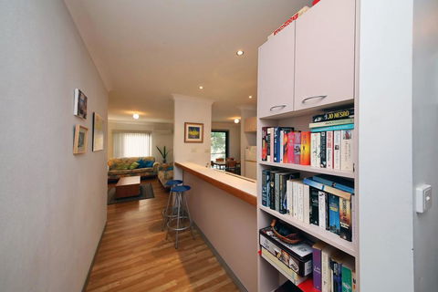 Carindale, Unit 24, 19 - 23 Dowling Street - Melbourne Tourism 1