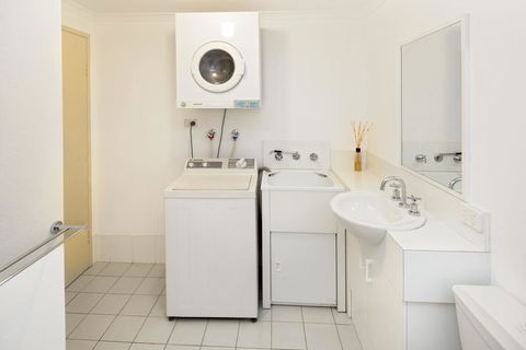 Cascades 3 Well Appointed And Central Location - Melbourne Tourism 1