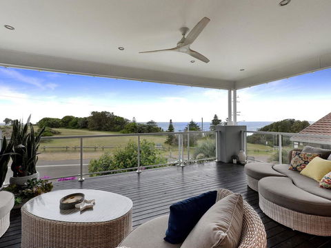 Caves Luxury Beachside Escape - Literally Across The Road From Surf Club - Melbourne Tourism 0