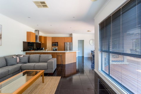 Caxton Beach House - Hot Tub Spa - Melbourne Tourism 2
