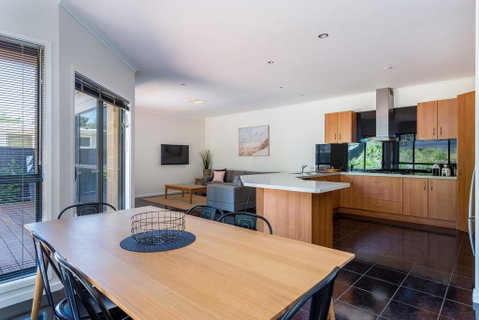 Caxton Beach House - Hot Tub Spa - Melbourne Tourism 3