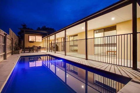 Charmes, Paradise By The Shore - Melbourne Tourism 0