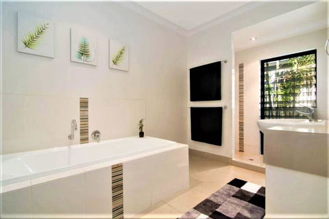 Chez Brolga - Melbourne Tourism 1