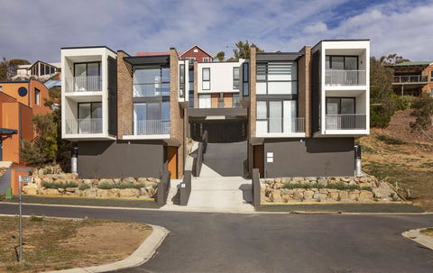 Chilam 'B' - Sophisticated Style With Views To The Lake & Mountains - Melbourne Tourism 0