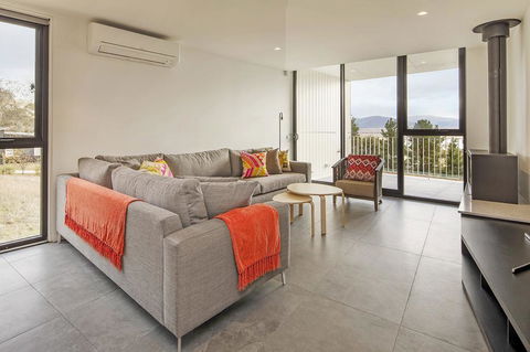 Chilam 'B' - Sophisticated Style With Views To The Lake & Mountains - Melbourne Tourism 2