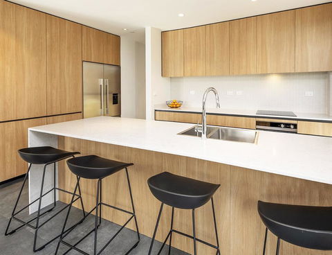 Chilam 'B' - Sophisticated Style With Views To The Lake & Mountains - Melbourne Tourism 3