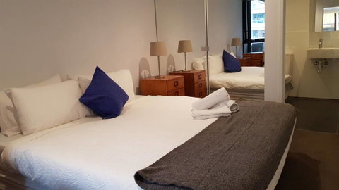 City Apartment With River View - Melbourne Tourism 2