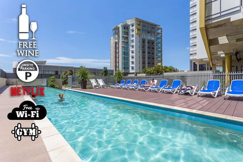 CITY PENTHOUSE , Views, Wine, Pool, Gym, Netflix - Melbourne Tourism 0