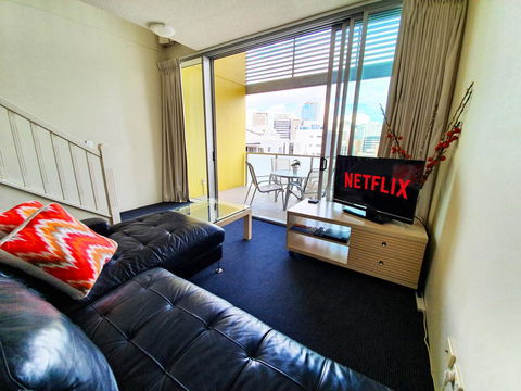 CITY PENTHOUSE , Views, Wine, Pool, Gym, Netflix - Melbourne Tourism 3