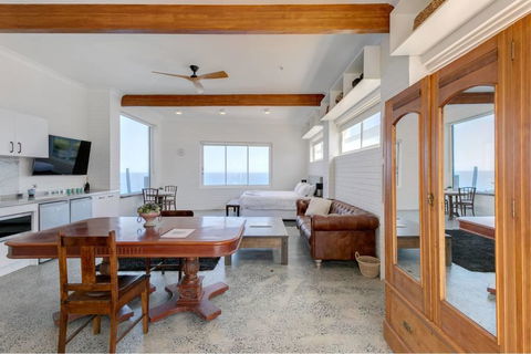 CLIFFSIDE: BONDI BEACH - Melbourne Tourism 1