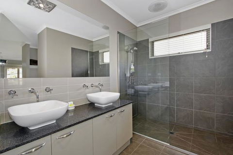 Collins Retreat - 4 Bedroom Home With Pool - Melbourne Tourism 2