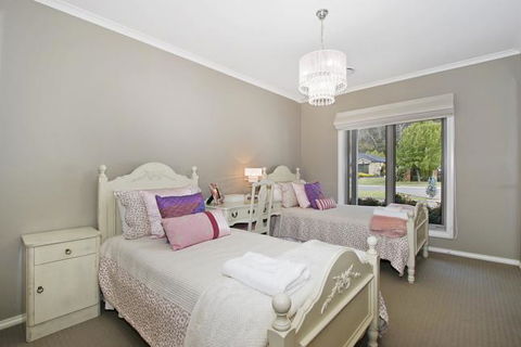 Collins Retreat - 4 Bedroom Home With Pool - Melbourne Tourism 1