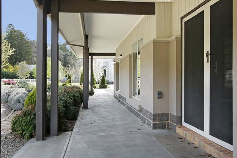 Collins Retreat - 4 Bedroom Home With Pool - Melbourne Tourism 3