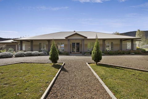 Collins Retreat - 4 Bedroom Home With Pool - Melbourne Tourism 0