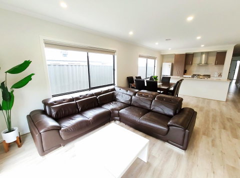 Comfortable 4BR 2Bath House Tarneit Melbourne - Melbourne Tourism 0
