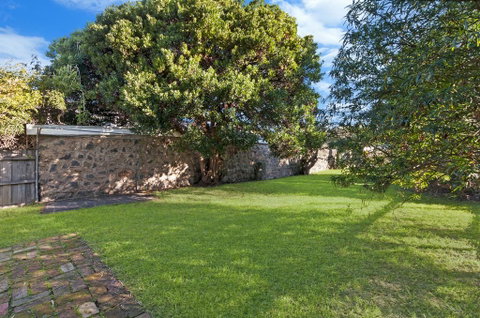 Cottage On James Circa:1855 - Modern Historic - Melbourne Tourism 3
