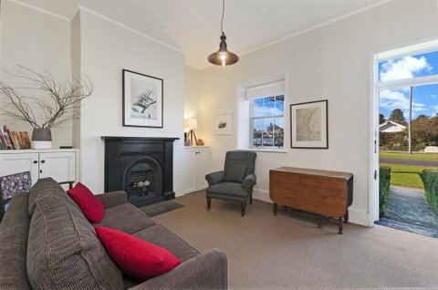 Cottage On James Circa:1855 - Modern Historic - Melbourne Tourism 1