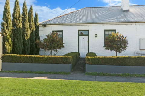 Cottage On James Circa:1855 - Modern Historic - Melbourne Tourism 2