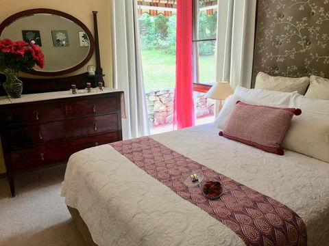 Crimson Villa - Melbourne Tourism 1