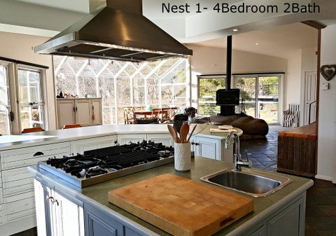 Crowes Nest Apartments - Melbourne Tourism 0
