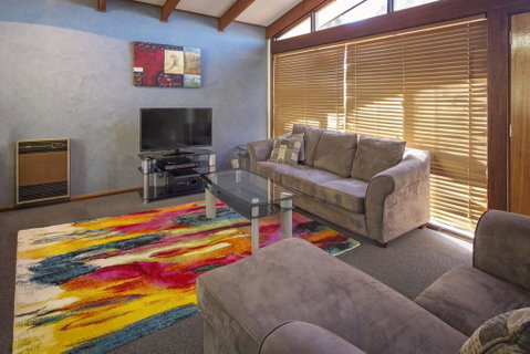 Eliza Lee 3 - Comfortable For The Budget Savvy - Melbourne Tourism 1