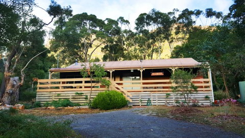 Ellimata Holiday Cottage - Melbourne Tourism 0